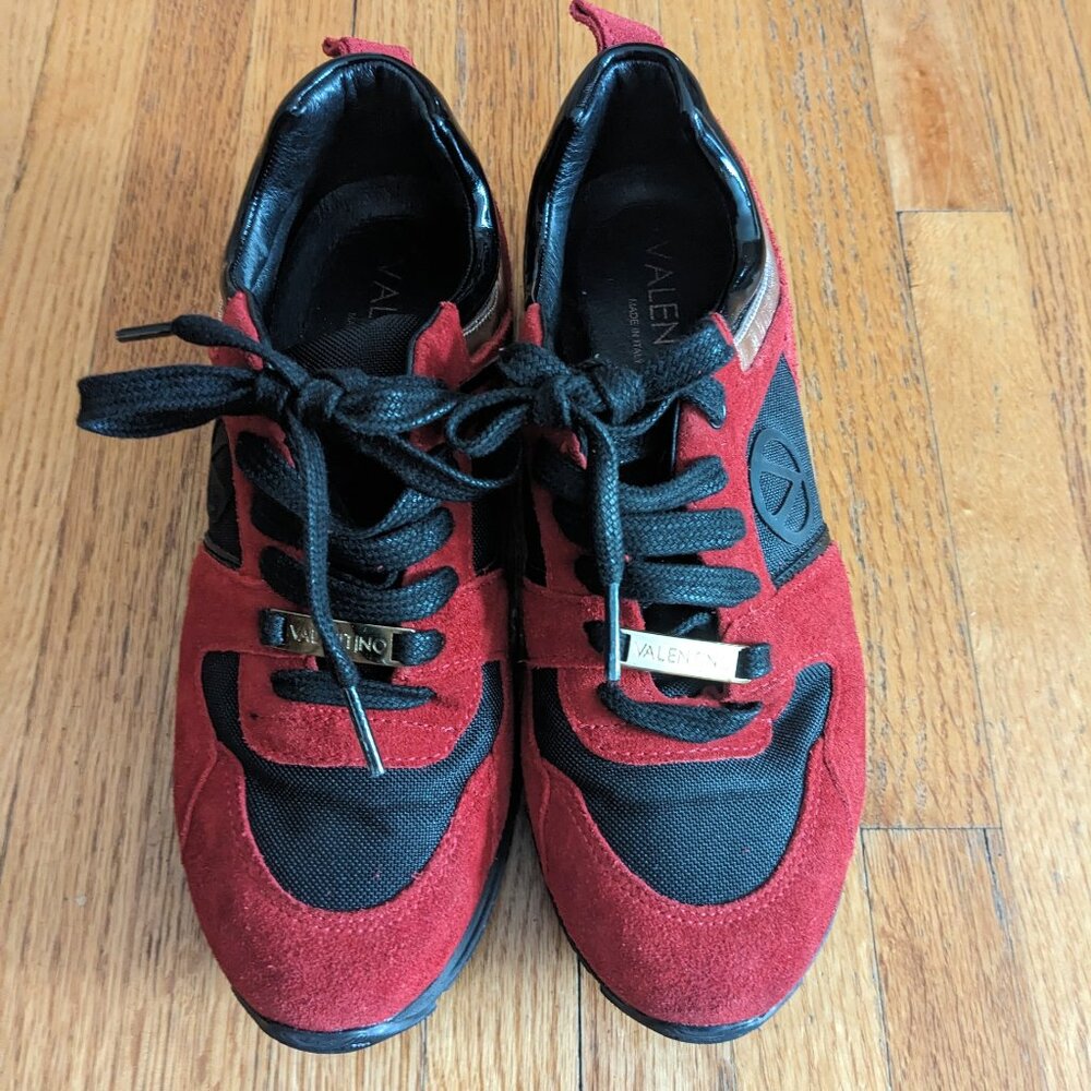 Valentino by Mario Low-top suede sneakers in read and black